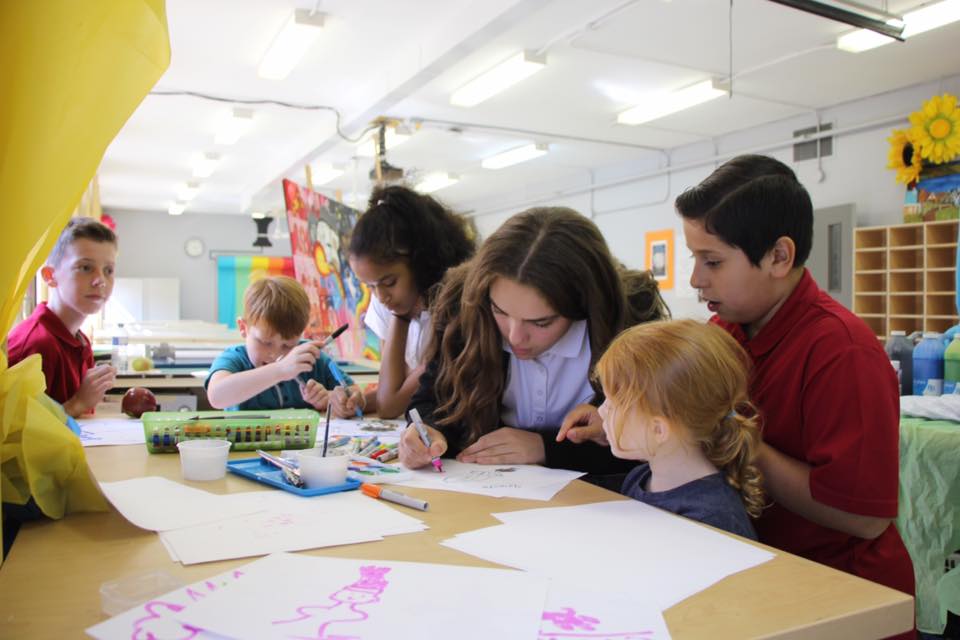 Des élèves en cours d'arts plastiques